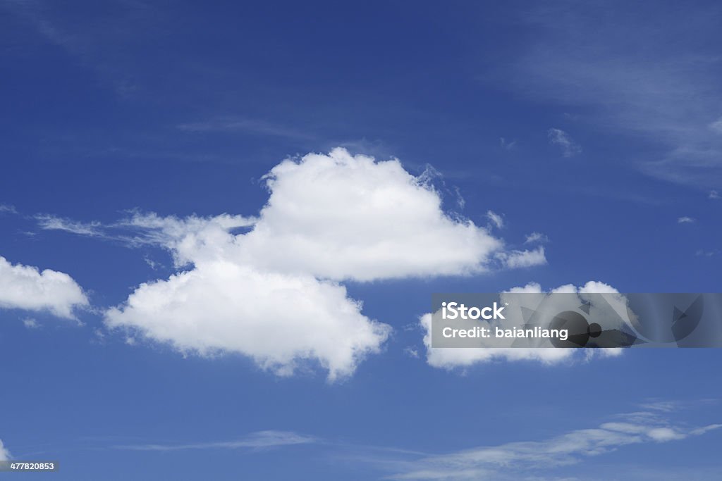 Cielo azul y nubes - Foto de stock de Aire libre libre de derechos