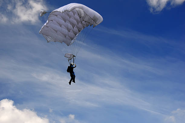 parachutiste dans le ciel - action adventure aerospace industry air vehicle photos et images de collection