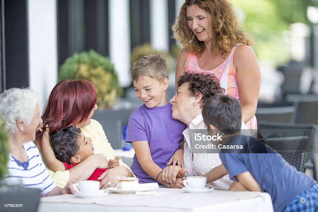 Große Familie genießen Sie im restaurant - Lizenzfrei 4-5 Jahre Stock-Foto