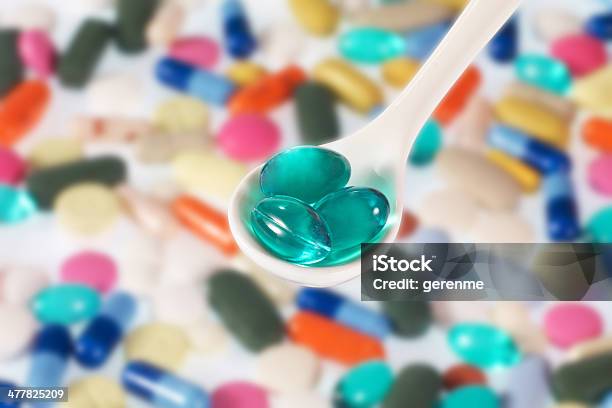 Pillole In Cucchiaio Di Plastica Verde - Fotografie stock e altre immagini di Accudire - Accudire, Antibiotico, Antidepressivo