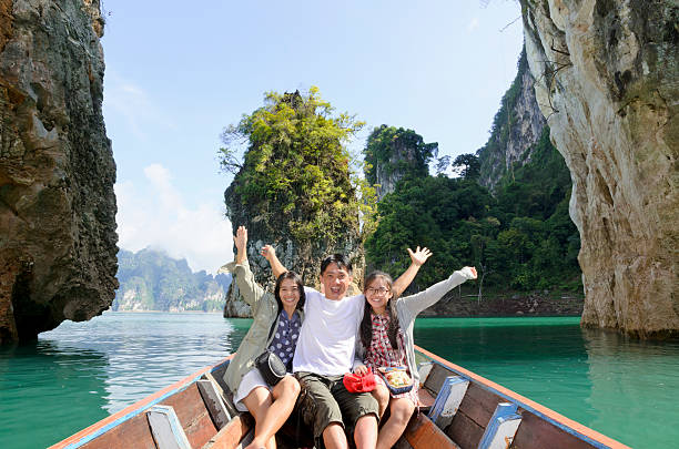ご家族でのボートカオソック国立公園、タイ - カオソック国立公園 ストックフォトと画像