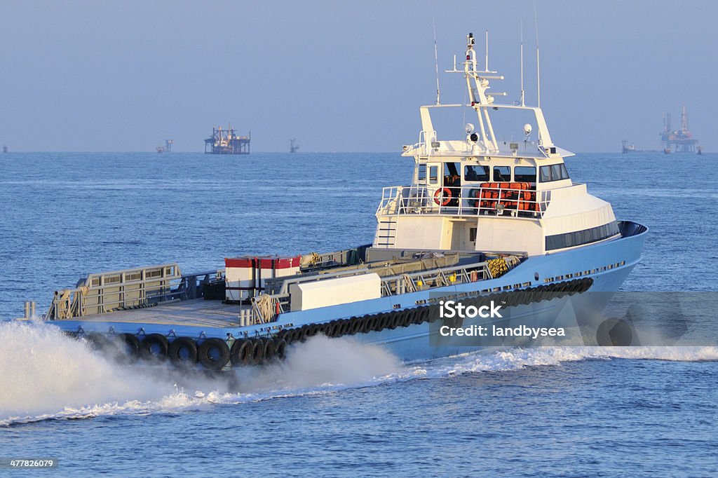 Navio de Suprimento de Estação Petrolífera cabeça offshore - Foto de stock de Mar royalty-free