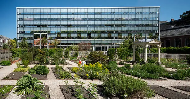 Photo of 16th century hortus botanicus with 21th century greenhouse