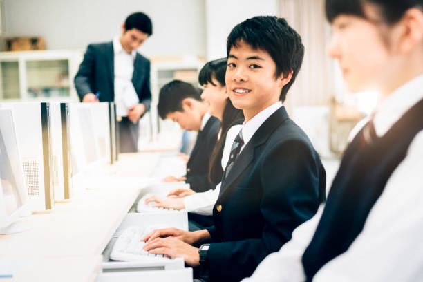 日本の 10 代の学生のコンピュータラボ - japanese culture asian ethnicity friendship computer ストックフォトと画像