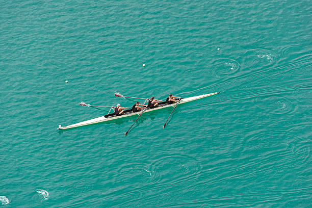 cztery-osadzony łódź wioślarska wioślarstwo zespół - team sport rowboat sports team nautical vessel zdjęcia i obrazy z banku zdjęć