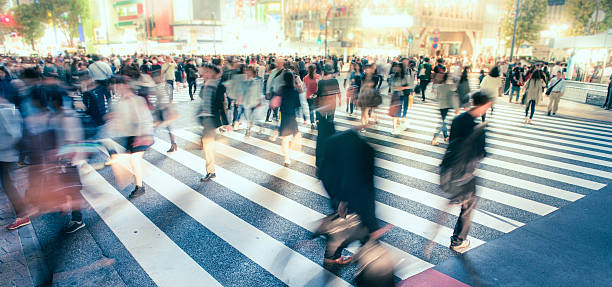 la vie urbaine - defocused blurred motion road street photos et images de collection