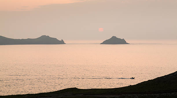 sunset cerca de doyden castillo en la costa en port quin - english quin fotografías e imágenes de stock