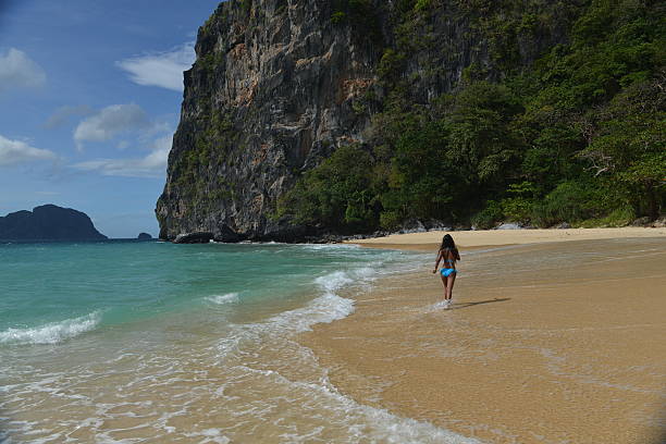 foto de moda de uma philippina na praia exótica - filipino ethnicity women philippines palawan - fotografias e filmes do acervo