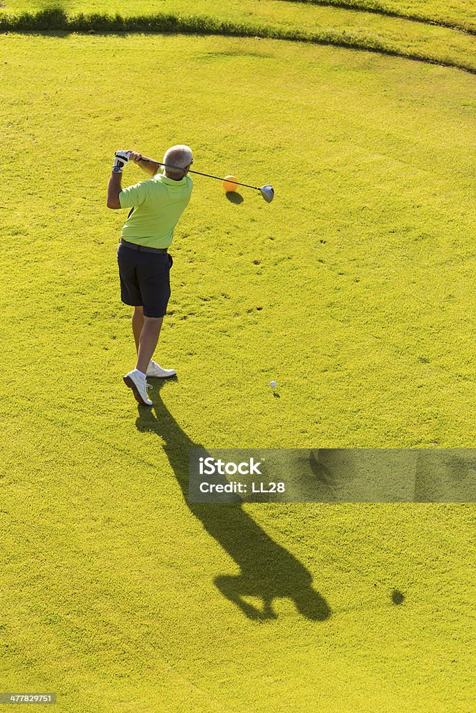 Golfista golpear desde el tee - Foto de stock de Golfista libre de derechos