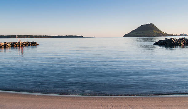 tauranga deputado harbour com a icónica monte maunganui no horizonte. - tauranga imagens e fotografias de stock