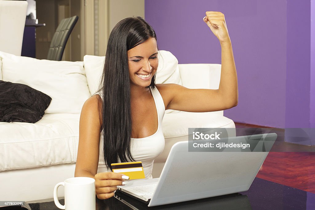Kobieta za pomocą laptopa i zakupy online za pomocą karty kredytowej - Zbiór zdjęć royalty-free (20-29 lat)