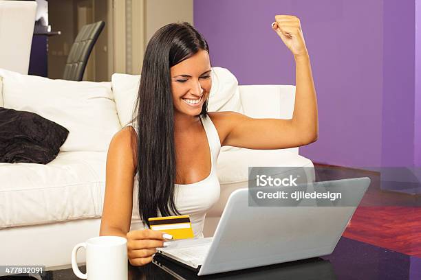 Kobieta Za Pomocą Laptopa I Zakupy Online Za Pomocą Karty Kredytowej - zdjęcia stockowe i więcej obrazów 20-29 lat