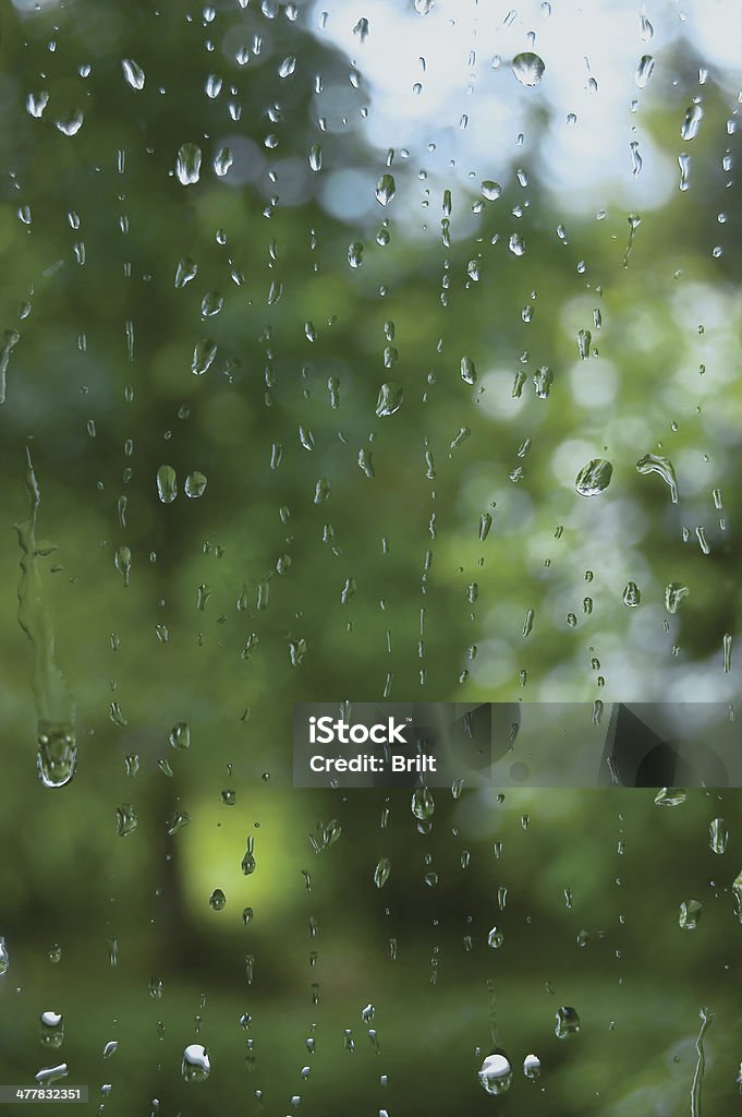 Jour d'été pluvieux, de pluie sur fenêtre en verre, macro gros plan vertical - Photo de Abstrait libre de droits