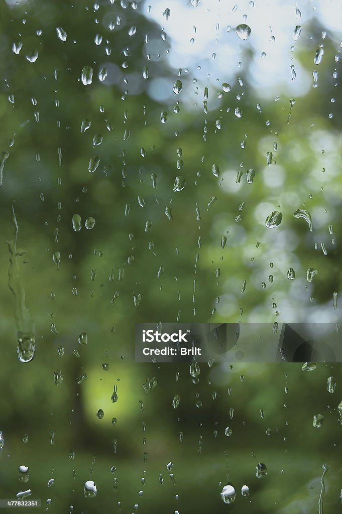 雨の日には、夏の raindrops ウィンドウガラス、垂直マクロのクローズアップ - しずくのロイヤリティフリーストックフォト