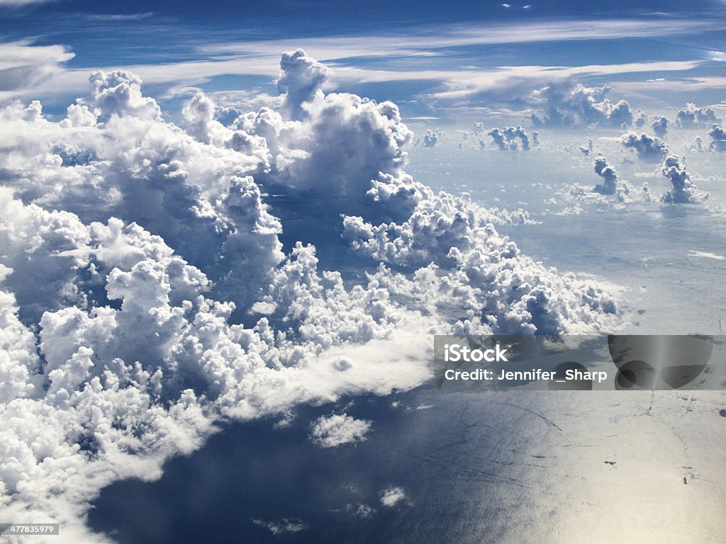 Vista da sopra le nuvole - Foto stock royalty-free di Ambientazione esterna