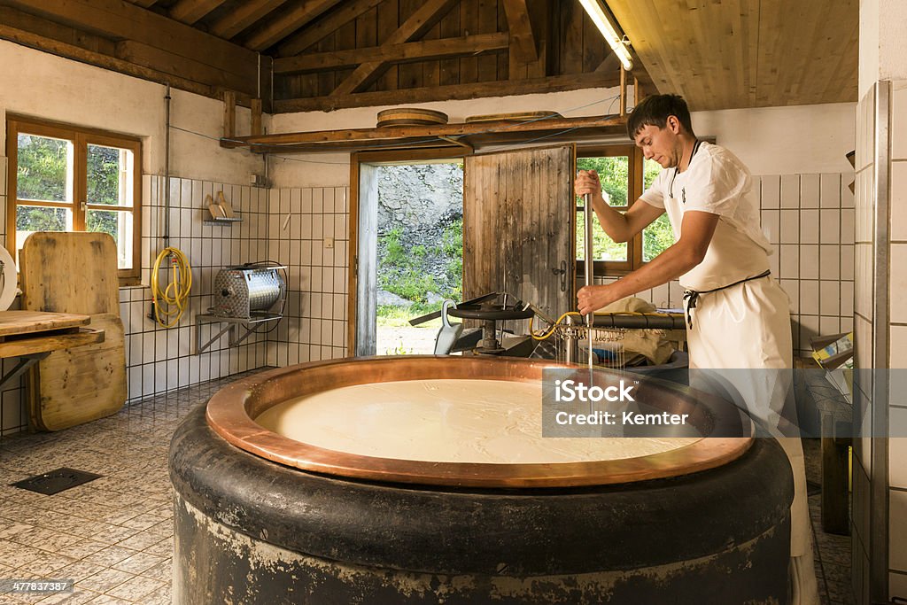 dairyman produção de queijo em alpine laticínios - Foto de stock de Queijo royalty-free