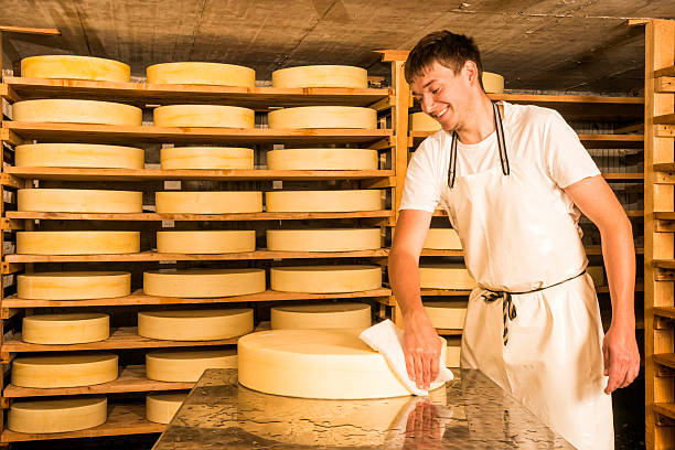 dairyman wytwarzania sera na alpine dairy - bregenzwald zdjęcia i obrazy z banku zdjęć