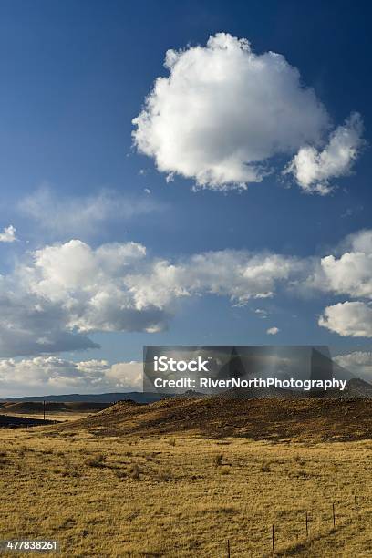 Hermoso Esponjosas Nubes En Nuevo México Foto de stock y más banco de imágenes de Aire libre - Aire libre, Aislado, Ancho