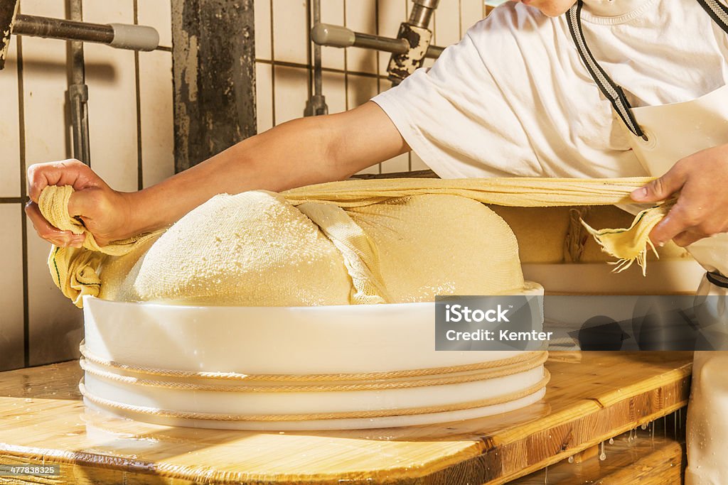 dairyman produção de queijo em Laticínios Alpino - Royalty-free Leite não Pasteurizado Foto de stock