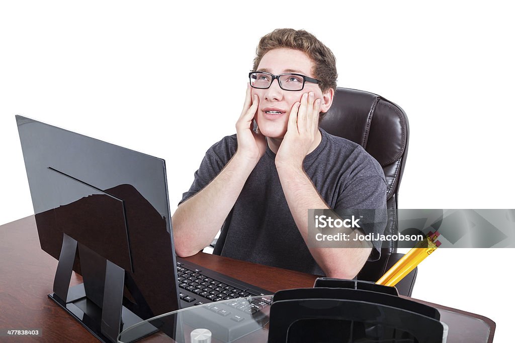 Teenaged 남자아이 경악 그의 홈워크 컴퓨터 - 로열티 프리 갈색 스톡 사진