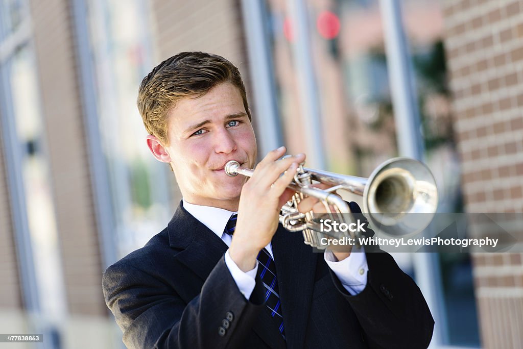 Retrato de hombre tocando la trompeta - Foto de stock de Jugar libre de derechos
