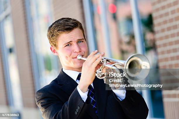 Retrato De Hombre Tocando La Trompeta Foto de stock y más banco de imágenes de Jugar - Jugar, Trompeta, 20 a 29 años