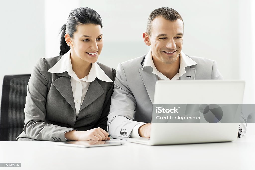 Gai hommes d'affaires travaillant ensemble sur ordinateur portable. - Photo de Adulte libre de droits