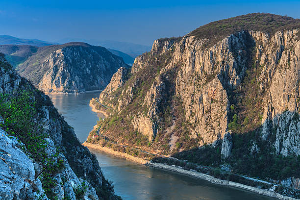 il danubio gorges - danube river serbia ravine romania foto e immagini stock