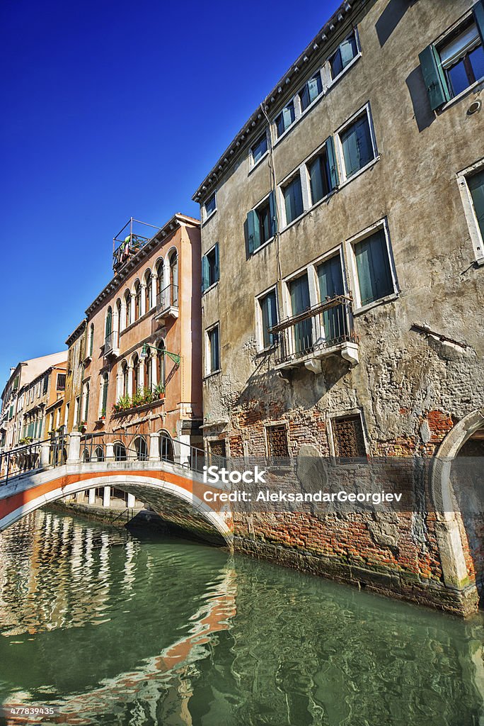 Красивый вид на красочные канал в Венеции, Италия - Стоковые фото Архитектура роялти-фри