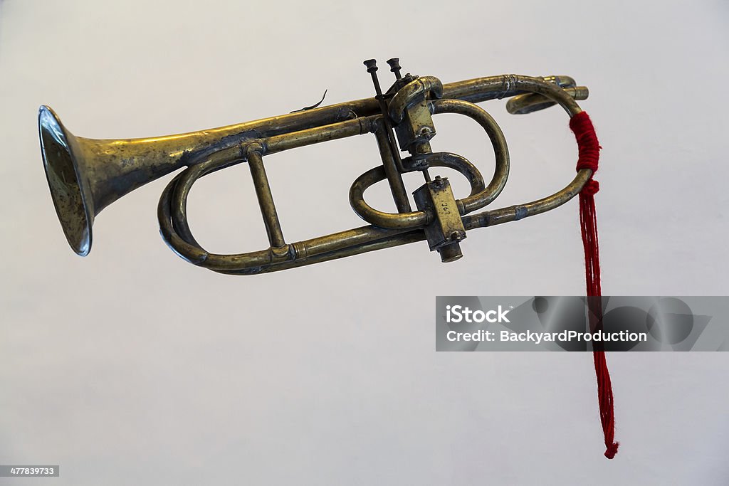 Antiguidade Corneta ou Trompete isolado contra cinzento - Royalty-free Antigo Foto de stock
