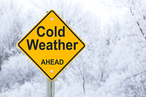 kalte wetter vor road warning sign - kälte stock-fotos und bilder