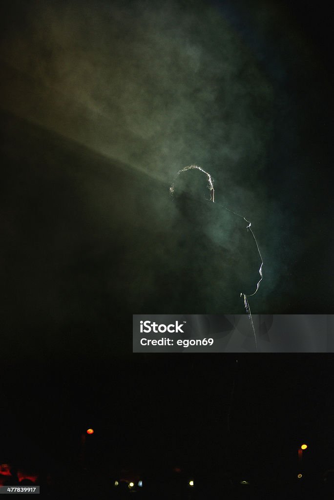 Человек в темноте - Стоковые фото Злодей роялти-фри