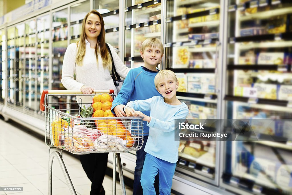 幸せな母とお子様のショッピングのスーパーマーケット - スーパーマーケットのロイヤリティフリーストックフォト