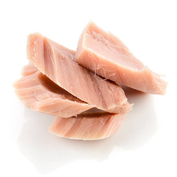 thon.   poisson en boîte isolé sur blanc - tuna chunks photos et images de collection