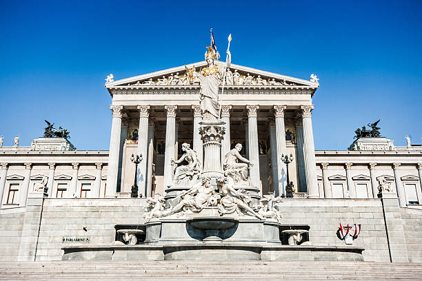 parlamento austríaco com palas atena estátua, viena, áustria - revival imagens e fotografias de stock