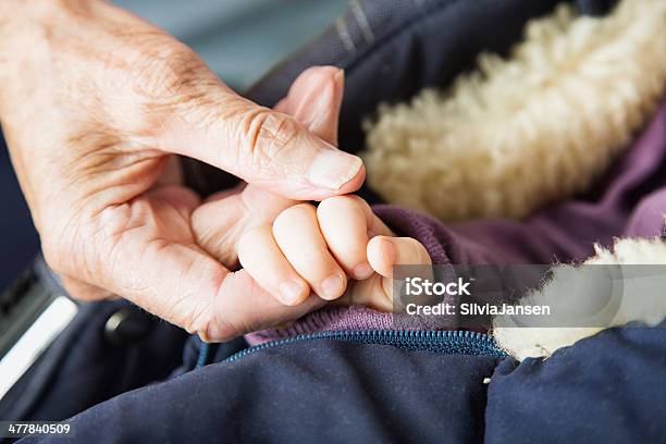 Junge Und Alte Frau Hände Baby Ocotgenerian Stockfoto und mehr Bilder von 6-11 Monate - 6-11 Monate, 90 und älter, Alter Erwachsener
