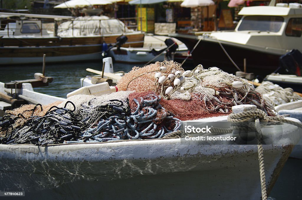 Corde su reti da pesca e barche fiocco - Foto stock royalty-free di Industria della pesca