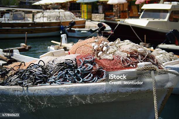 Corde Su Reti Da Pesca E Barche Fiocco - Fotografie stock e altre immagini di Industria della pesca - Industria della pesca, Pesca - Attività all'aperto, Rete da pesca commerciale