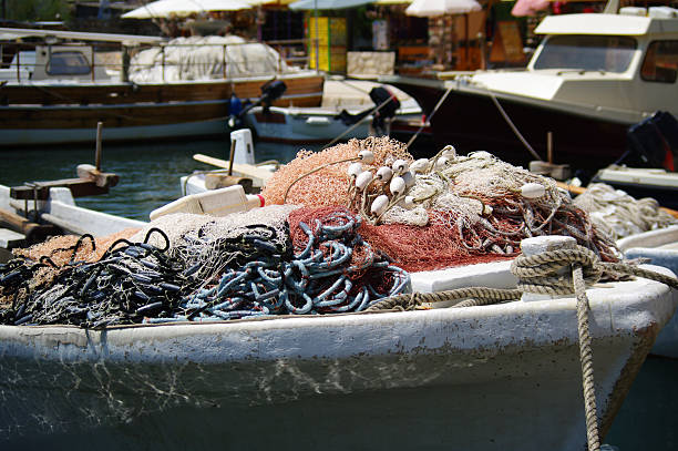 魚捕り網とボートのリボンにロープ - industrial ship 写真 ストックフォトと画像