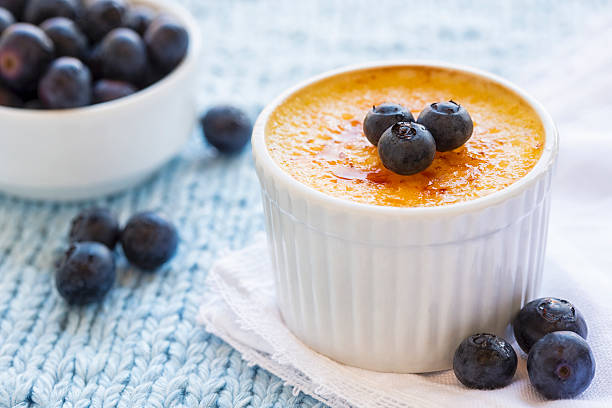 Crème brûlée e mirtilli - foto stock