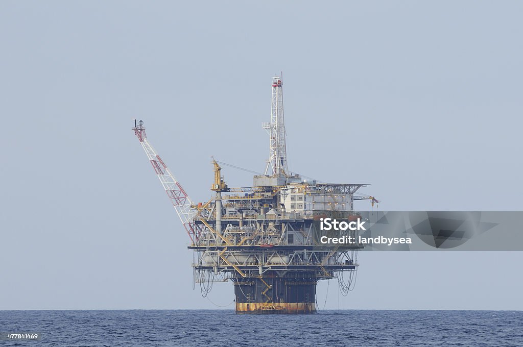 Plataforma de producción de petróleo en el fondo del mar - Foto de stock de Bomba de petróleo libre de derechos