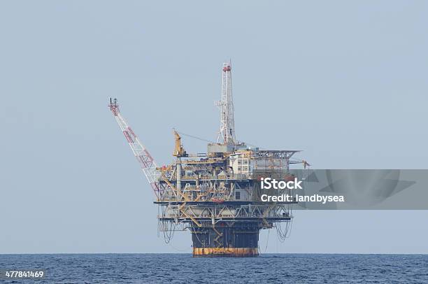 Plataforma De Producción De Petróleo En El Fondo Del Mar Foto de stock y más banco de imágenes de Bomba de petróleo