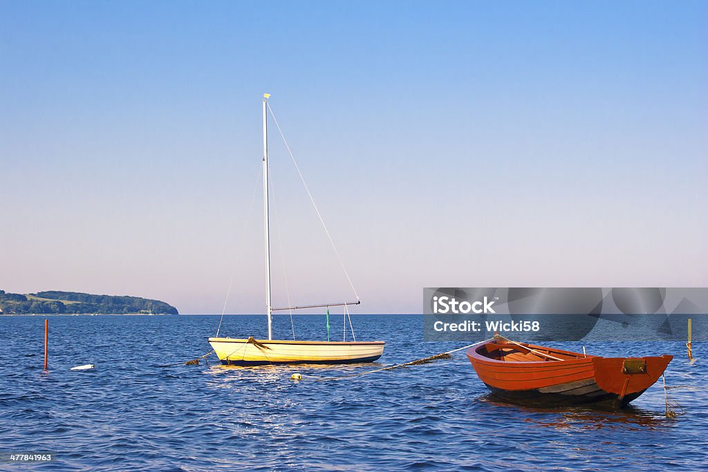 Dois Barcos no mar e Ilha - Royalty-free Amanhecer Foto de stock