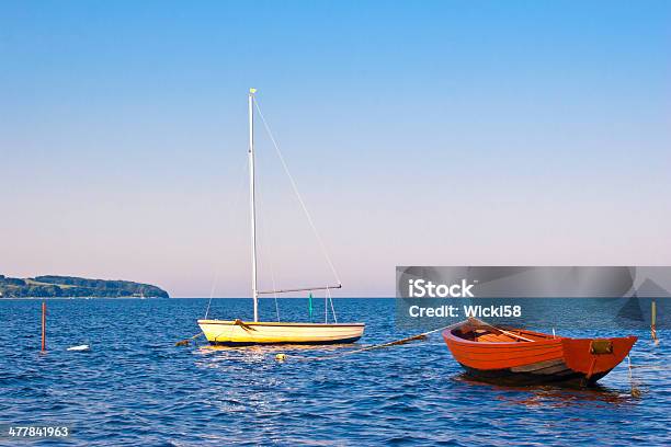 Dois Barcos No Mar E Ilha - Fotografias de stock e mais imagens de Amanhecer - Amanhecer, Amarelo, Ao Ar Livre