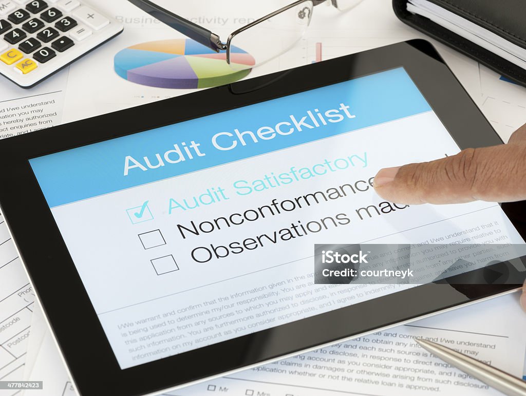 Lista de verificación de auditoría en una tableta digital - Foto de stock de Conformidad libre de derechos