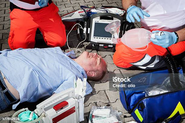 Paramedics Cpr Equipos Médicos De Emergencia De Primeros Auxilios Foto de stock y más banco de imágenes de 2015