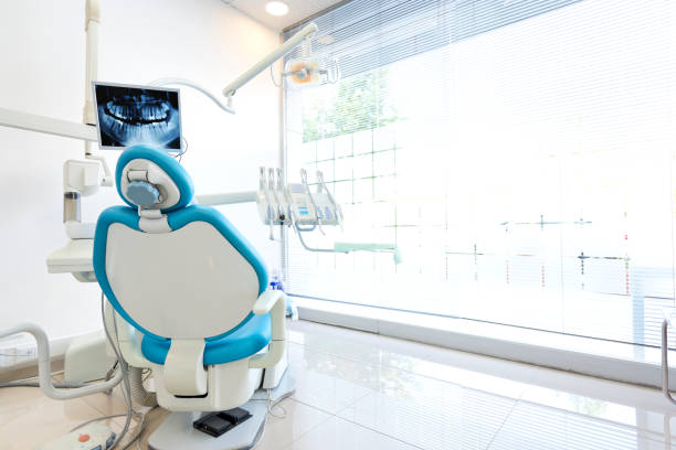 современный стоматолог кабинет - dentist office dentists chair chair nobody стоковые фото и изображения