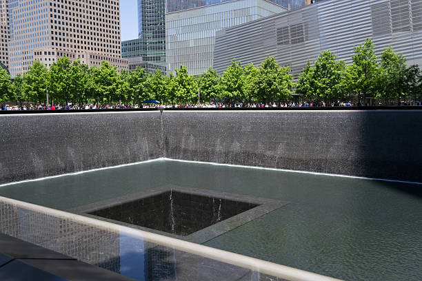 9/11-gedenkbrunnen - world trade center september 11 new york city manhattan stock-fotos und bilder