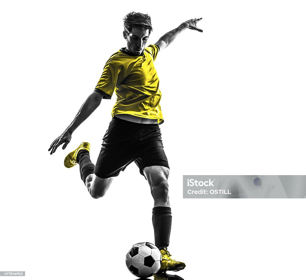 football brésilien football joueur jeune homme silhouette de frappe. - Photo de Football libre de droits