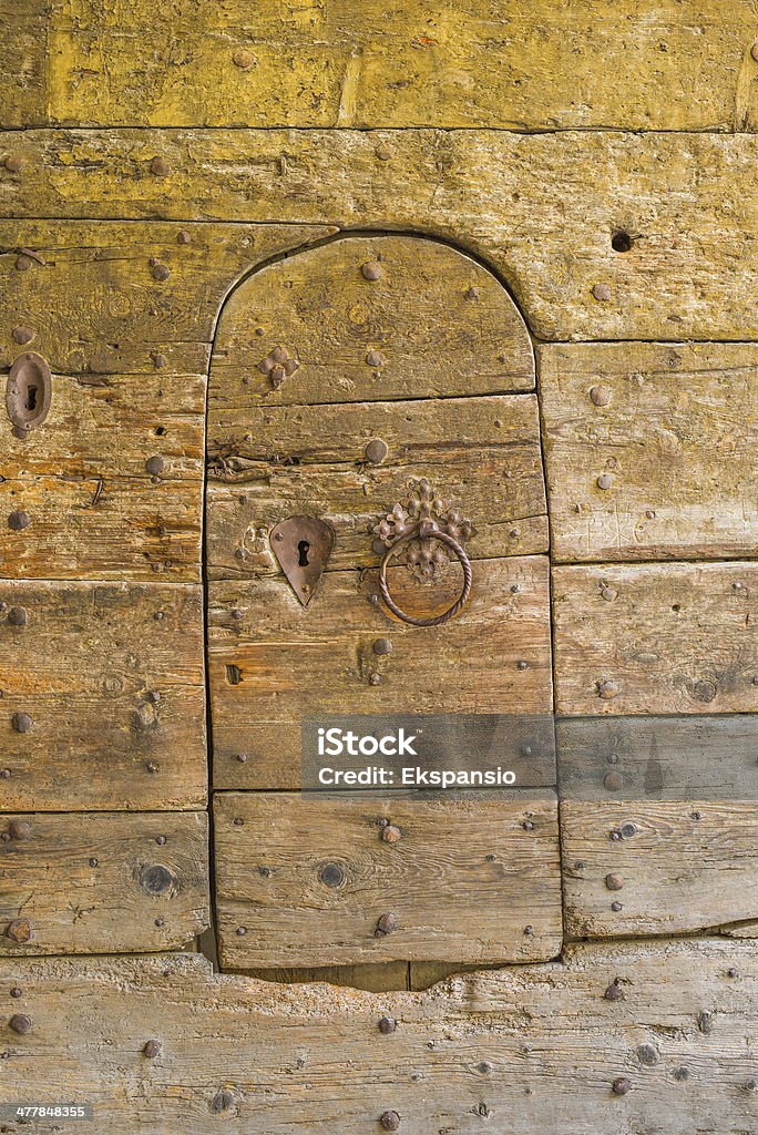 Vecchia porta in legno antico muro Arrugginito di ferro con chiusura centralizzata - Foto stock royalty-free di Antico - Condizione